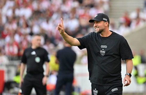 Coach Sebastian Hoeneß VfB Stuttgart on the sidelines Gesture Gesture Bundesliga, MHPArena, MHP