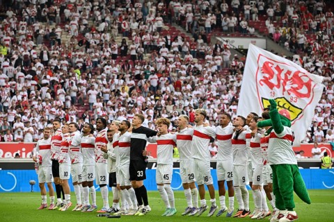 Final cheer, VfB Stuttgart players celebrate in the fan curve with their fans, flag, banner, crest,