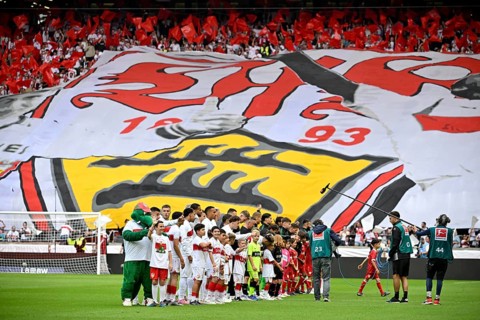 Teams VfB Stuttgart and Borussia Mönchengladbach in front of kick-off, behind them choreo,