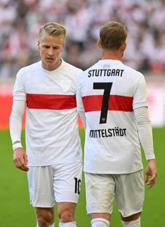 The paths of Maximilian Mittelstädt VfB Stuttgart (07) and Chris Führich VfB Stuttgart (10)