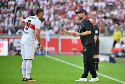 Coach Sebastian Hoeneß VfB Stuttgart on the sidelines Gestures Gestures in conversation Discussion