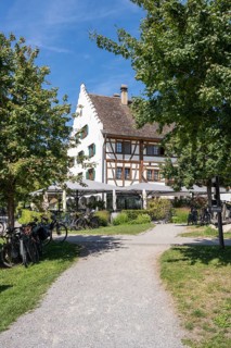 Historischer Fachwerkbau vom Rebgut Haltnau bei Meersburg mit Außengastronomie direkt am Weinberg,