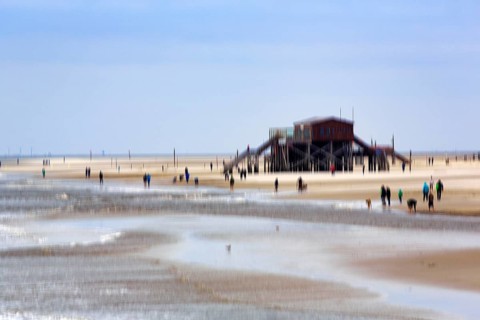 Strollers on the sandy beach, pile dwelling, wiping effect, long exposure, Sankt Peter-Ording,