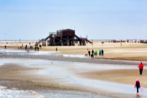 Strollers on the sandy beach, pile dwelling, wiping effect, long exposure, Sankt Peter-Ording,