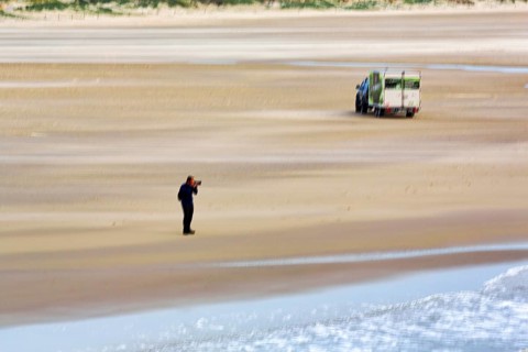 Photographer, person photographed on the North Sea beach, car, wiping effect, long exposure, Sankt