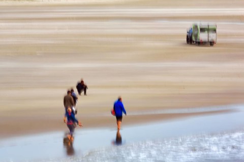 Walkers on the North Sea beach, car, wiping effect, long exposure, Sankt Peter-Ording, Eiderstedt