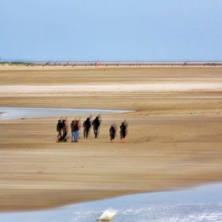 Group of walkers on the North Sea beach, wiping effect, long exposure, Sankt Peter-Ording,