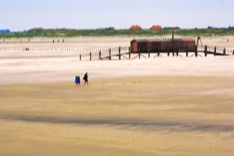 Strollers on the North Sea beach, pile dwelling, stilt house, wiping effect, long exposure, Sankt