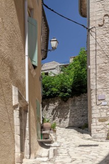 Alley in Simiane la Rotonde, Département Alpes-de-Haute-Provence, Region Provence-Alpes-Côte