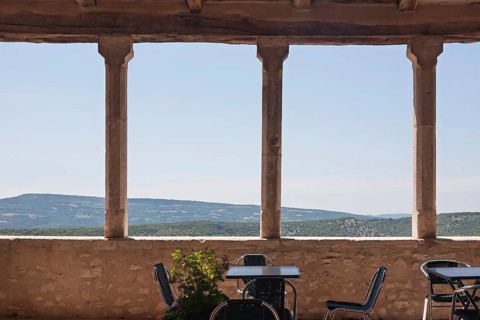 A terrace with mountain views, mountain village Simiane la Rotonde, Département