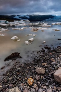 Ice floes, lake, shore, stones, glacier tongue behind, glacier, glacier lagoon, cloudy, summer,