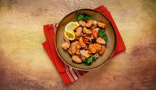 Mussels no shell, boiled, mussels, peeled, in a bowl, with lemon and parsley, Chilean mussels, top