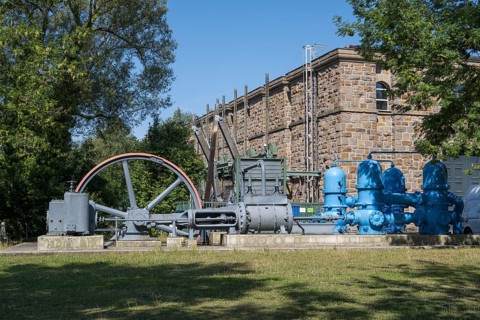 Compound steam engine in front of the RWW Kahlenberg hydroelectric power station, Mülheim an der