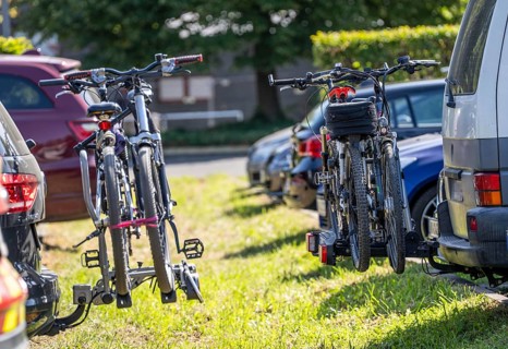 Bicycle carrier, rear carrier for bicycles, which is mounted on a trailer coupling, can transport