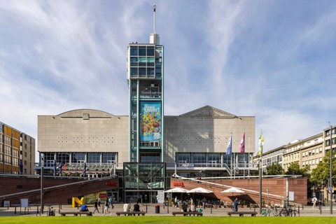 Paradeplatz Mannheim with Stadthaus. The Stadthaus is a heritage-protected multi-purpose building.