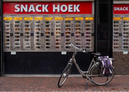 Vending machine restaurant, Snack Hoek, fast food dishes are pre-prepared and then placed in the