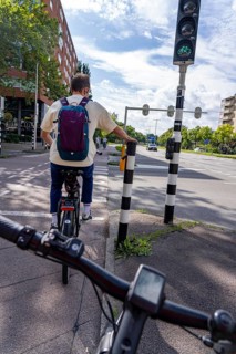 Inner-city cycle path, separated from the carriageway for cars, cycle traffic lights, request