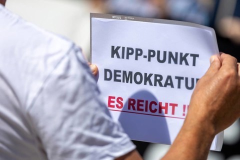 Sign with the inscription KIPPPUNKT DEMOKRATUR ES REICHT at a rally in Ludwigshafen