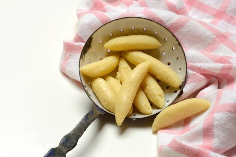 Raw Schupfnudeln in Siebkelle, Nudelsorte, Germany
