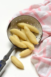 Raw Schupfnudeln in Siebkelle, Nudelsorte, Germany