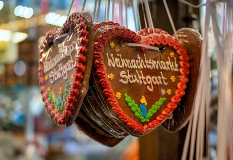 Night shot, gingerbread heart, Stuttgart Christmas market lettering, Christmas stand, Christmas