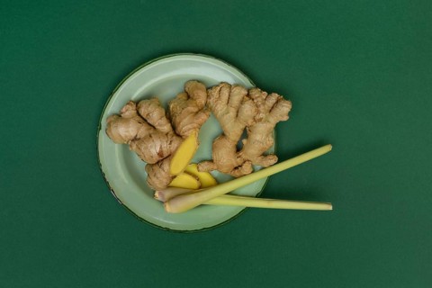 Ginger tubers and lemongrass on plate, Zingiber officinale, Cymbopogon citratus