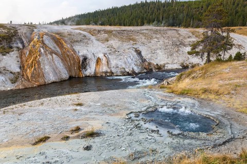 180818_044 Runoff from geysers and hot springs flows into the Firehole River in the Upper Geyser