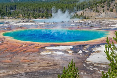 180823_038 Park visitors on observation boardwalk get close up view of the Grand Prismatic Spring