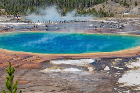180823_011 Park visitors on observation boardwalk get close up view of the Grand Prismatic Spring