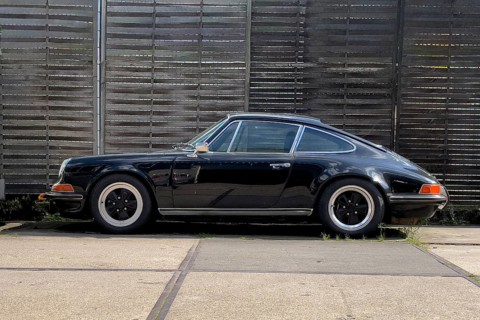 Oldtimer classic car Porsche 911 2.0 coupe in black black paint, international