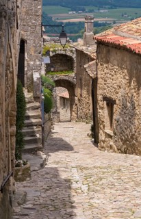 Medieval alley in the village of Lacoste, Vaucluse, Provence Alpes Côte d'Azur, Provence, France