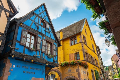 Colourful historic houses in the old town of Riquewihr, Ellsass