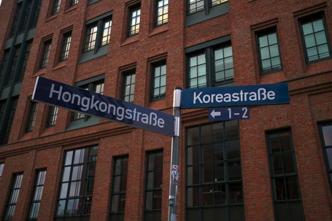 Street signs Hongkongstraße, Koreastraße, warehouses, façade, brick buildings, Hamburger
