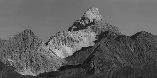 Mountain panorama from the Koblat-Höhenweg on the Nebelhorn across the Obertal with lush green