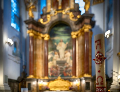 Interior photo, sacrificial candle, choir, altar, main evangelical church of St. Michaelis, Michel