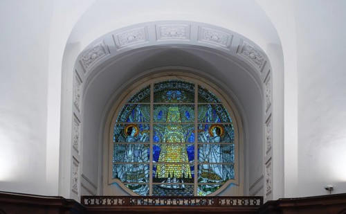 Interior photo, stained glass window, tympanum window above the main entrance, main evangelical