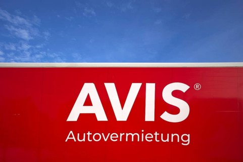 Lettering, logo, car rental AVIS on truck, sky behind, blue, Free and Hanseatic City of Hamburg,