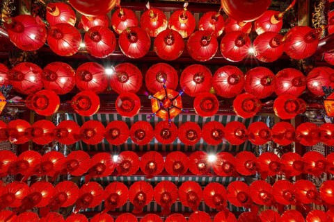 Traditional Chinese lanterns, numerous lanterns hanging from the ceiling, Wat Mangkon Kamalawat,