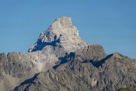 Mountain panorama from the Koblat-Höhenweg on the Nebelhorn across the Obertal with lush green