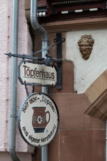 Sign am Töpferhaus, Fachwerk, stony path 8, Marburg, Hesse, Germany