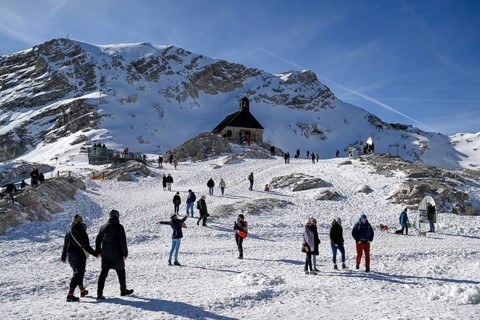 Tourists at the Heimsuchung chapel on Zugspitzplatt, Grainau municipality, Garmisch-Partenkirchen