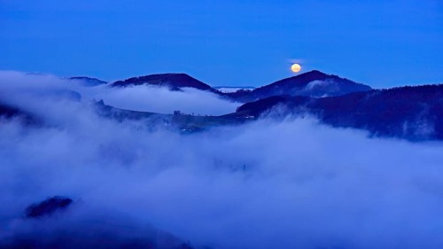 View from the Gisliflue of the Jurassic foothills covered in fog from the left, Asperstrihen,