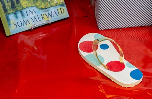 Summer flip flop is in the window display of a bookstore, Frankfurt am Main, Hesse, Germany