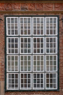 Historic windows, top with terracotta decoration, Renaissance façade, around 1560, Mengstraße 27,