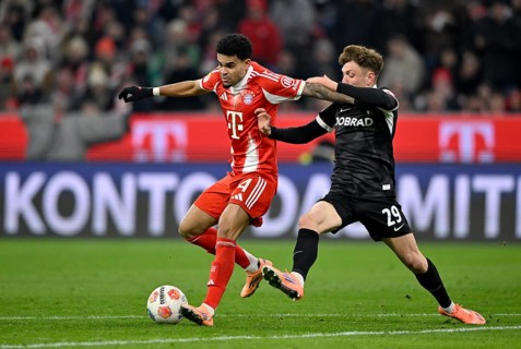 Duel, action Philipp Treu SC Freiburg SCF (29) against Luis Diaz FC Bayern Munich FCB (14) Allianz