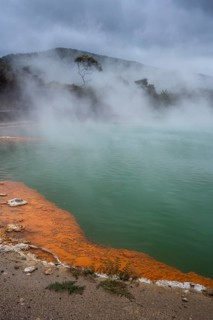 The champagne pool in the Waiotapu geothermal area (Wai-O-Tapu) . Waiotapu, Waikato, North Island,