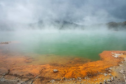 The champagne pool in the Waiotapu geothermal area (Wai-O-Tapu) . Waiotapu, Waikato, North Island,