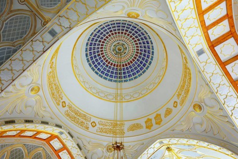 Masjid Omar Ali Saifuddien Mosque, Prayer Hall with decorated ceiling and cupola, Bandar Seri