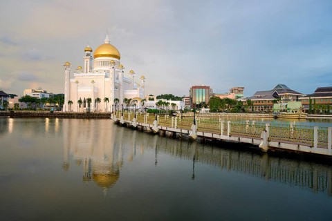 Masjid Omar Ali Saifuddien Mosque reflecting in pond at sunset, Bandar Seri Begawan, Brunei