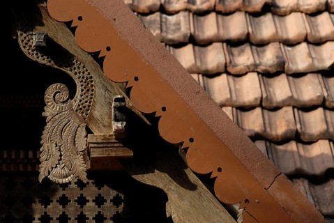 Detail of a traditionally decorated wooden roof, Heritage Hotel Privacy, Vembanad Lake, Kerala,